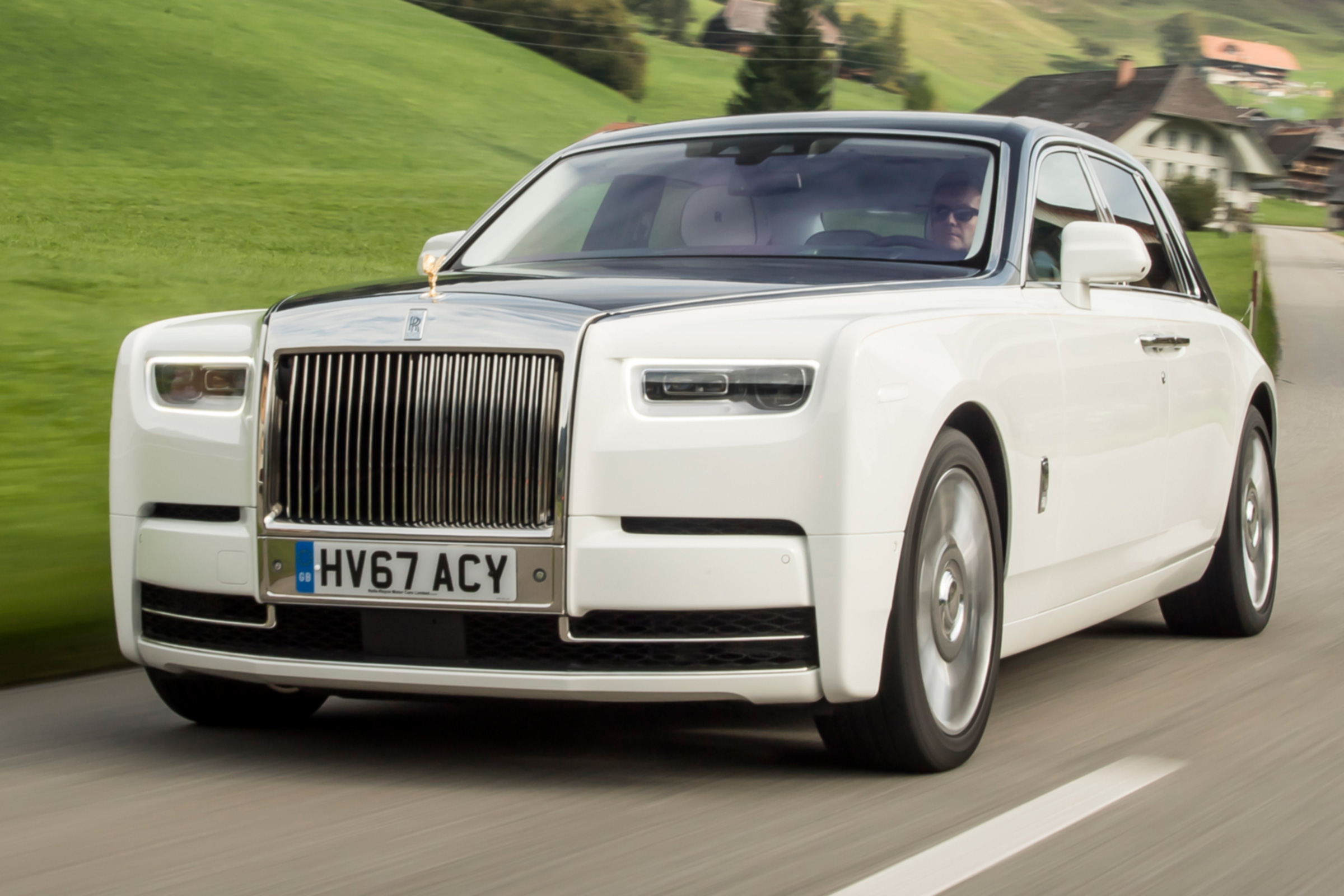 Rolls-Royce Phantom - front quarter action