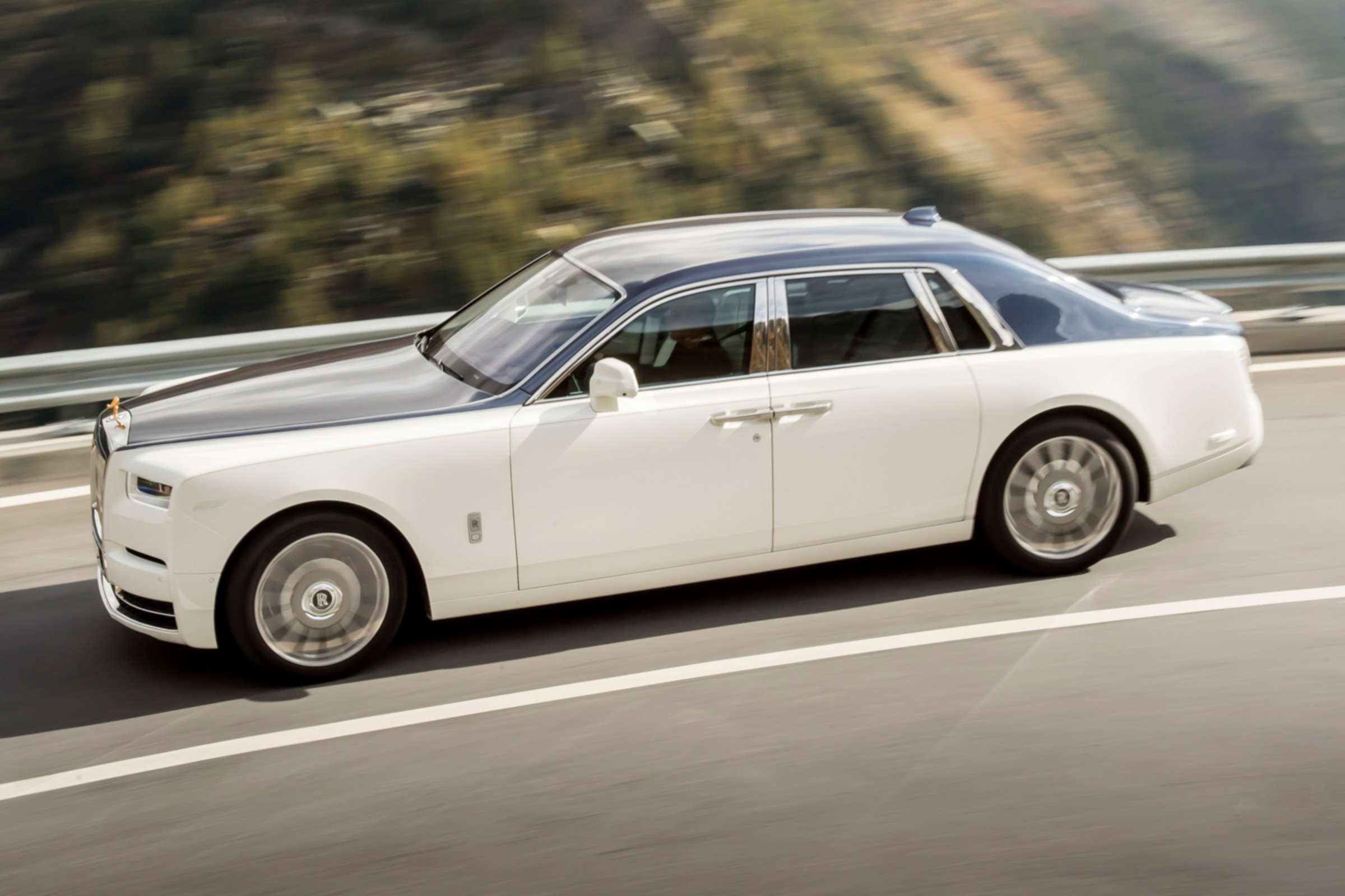 Rolls-Royce Phantom - side profile action