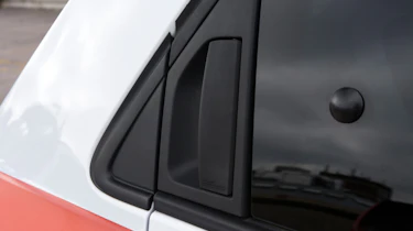 Triple test – Renault Twingo - rear door handle