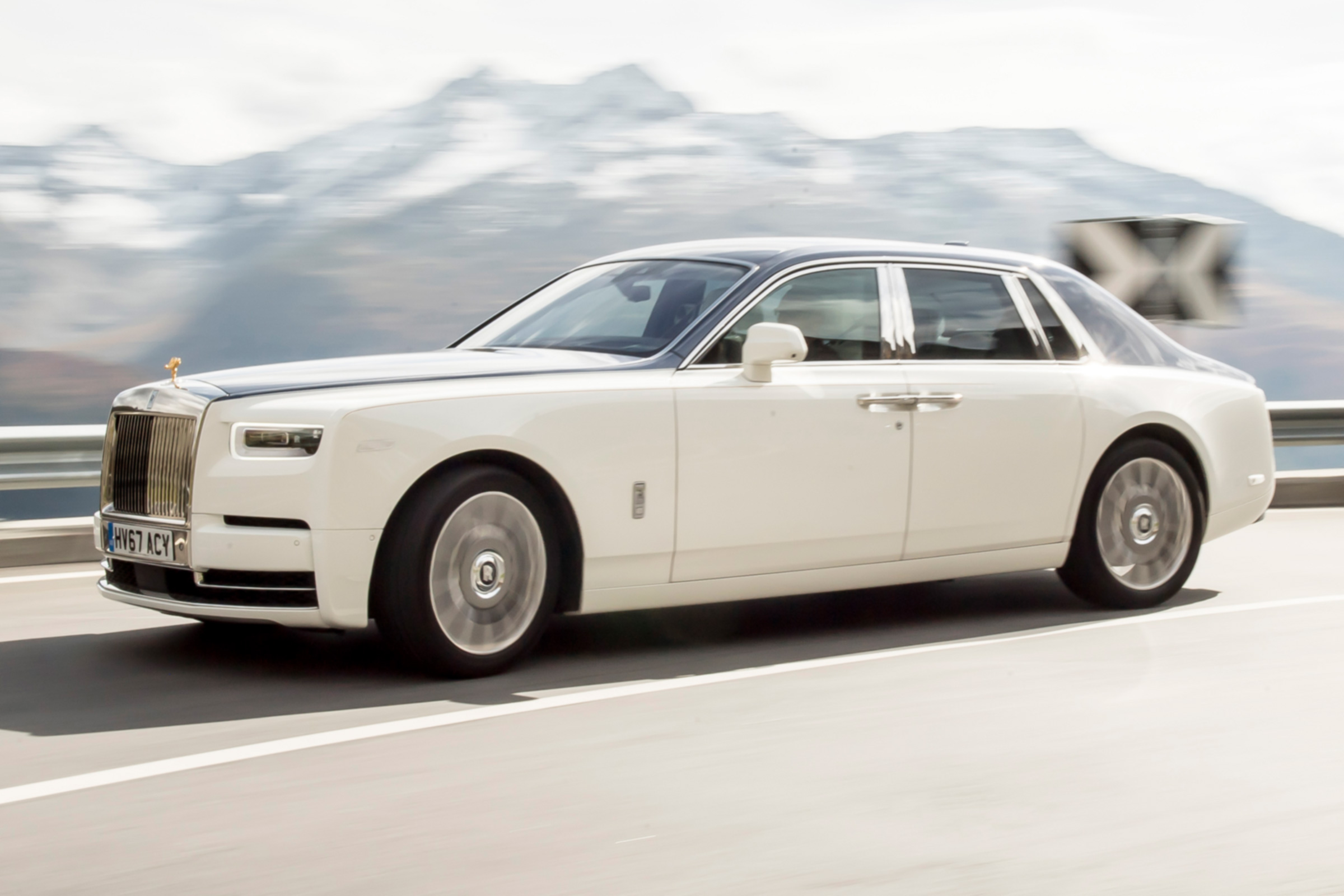 Rolls-Royce Phantom - side section action