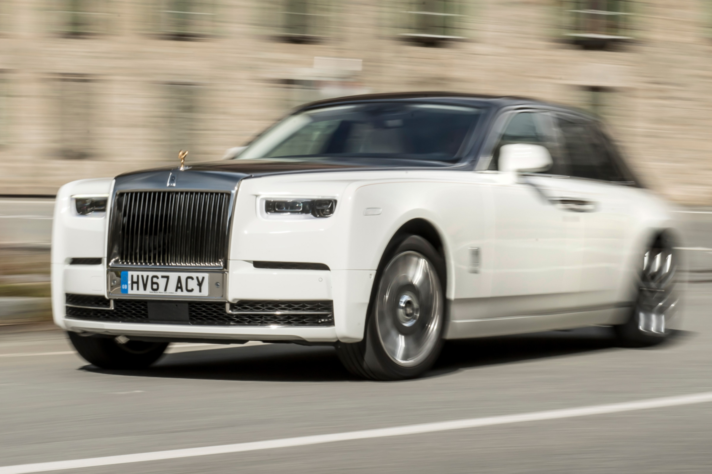 Rolls-Royce Phantom - town driving