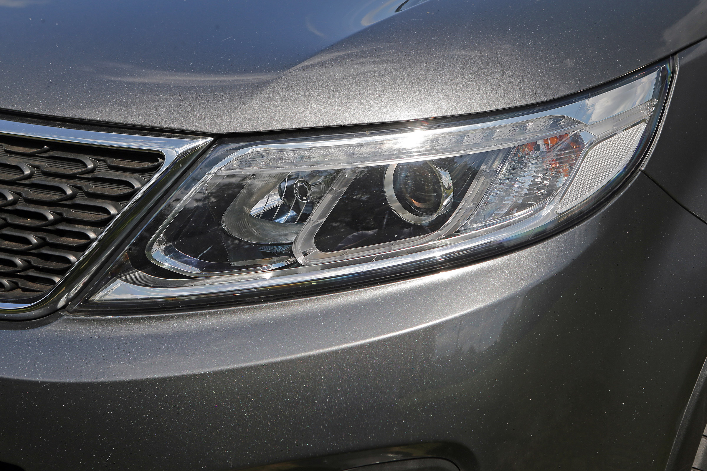 Used Kia Sorento - front light detail