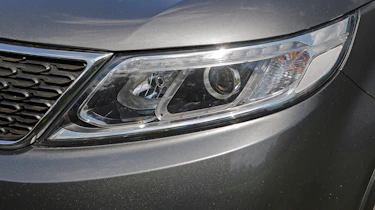 Used Kia Sorento - front light detail
