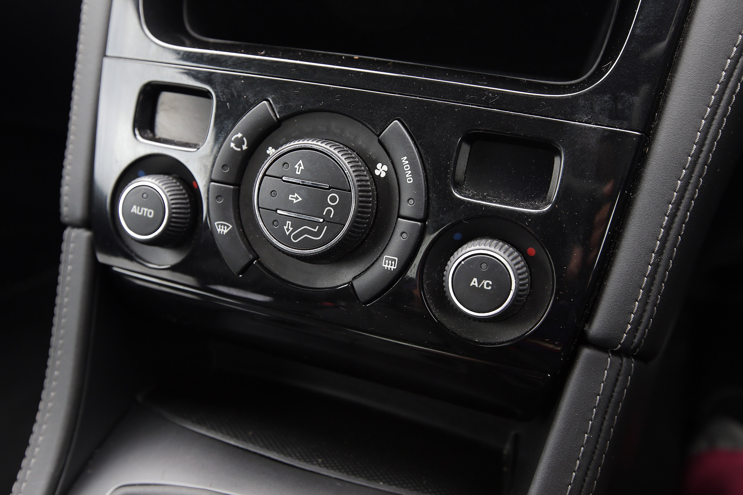 Used Peugeot RCZ - centre console