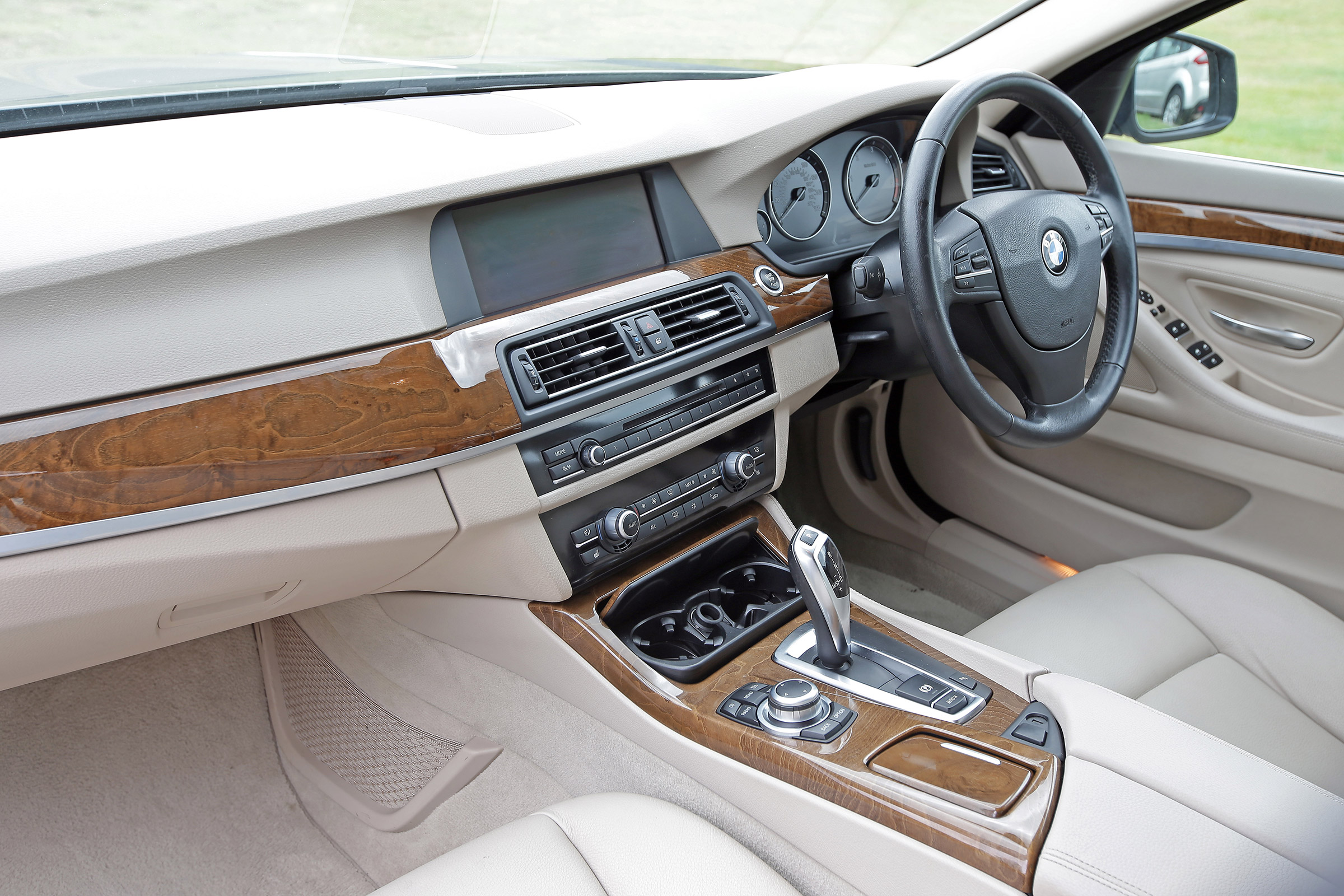 Used BMW 5 Series - cabin