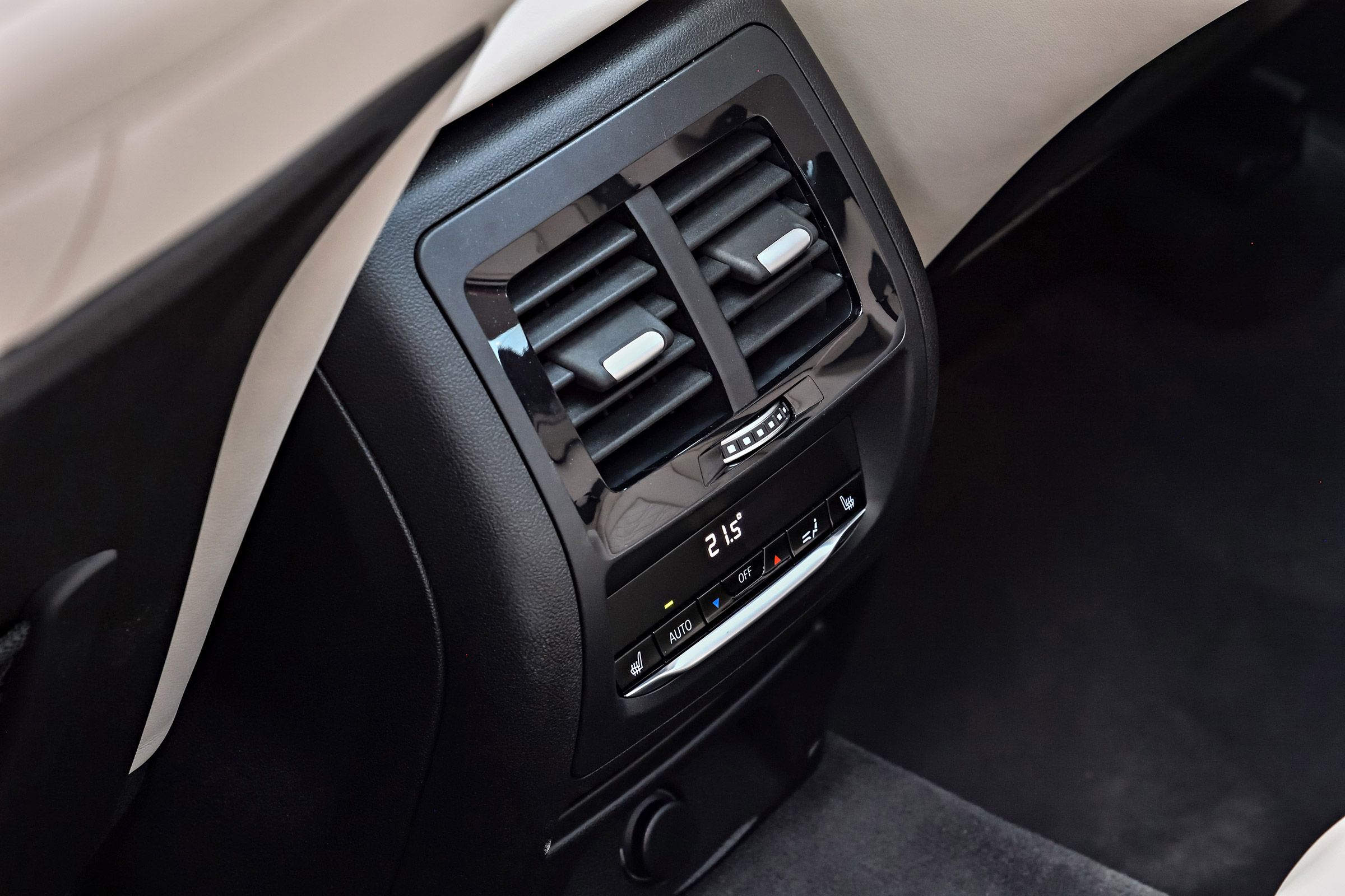 BMW X3 M40i - rear controls