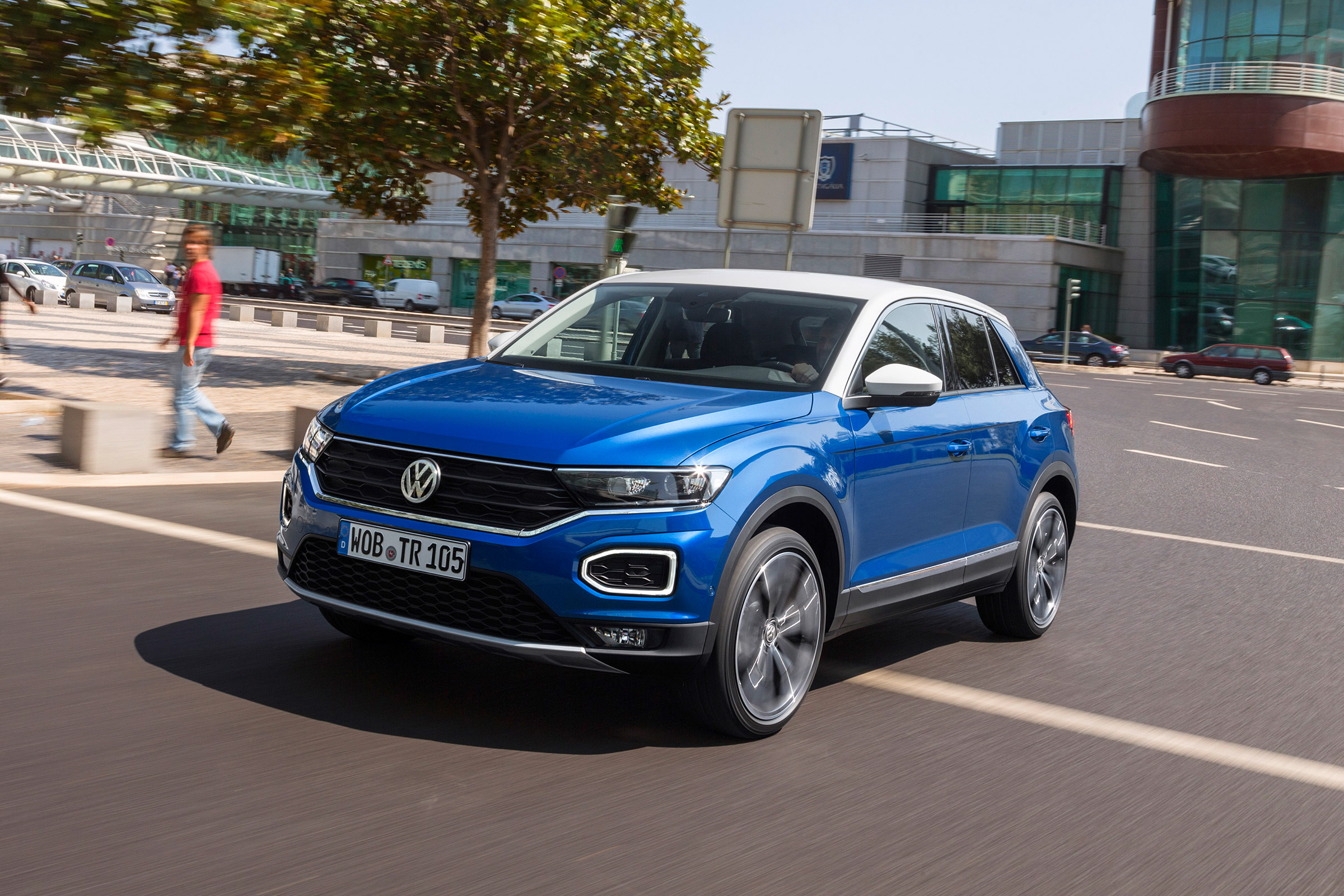 Volkswagen T-Roc - front/side action