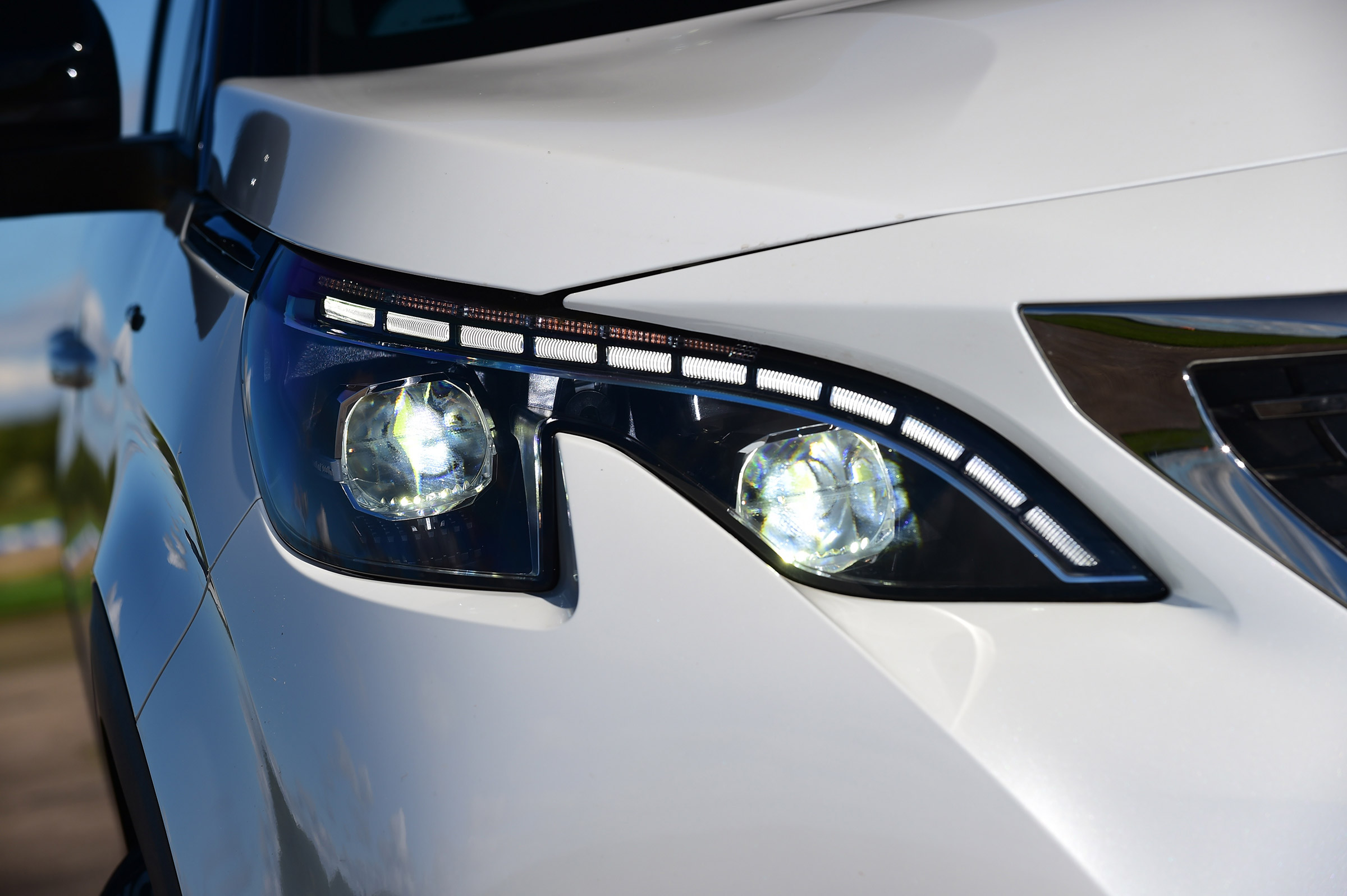 Peugeot 5008 - front light detail