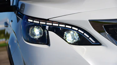 Peugeot 5008 - front light detail