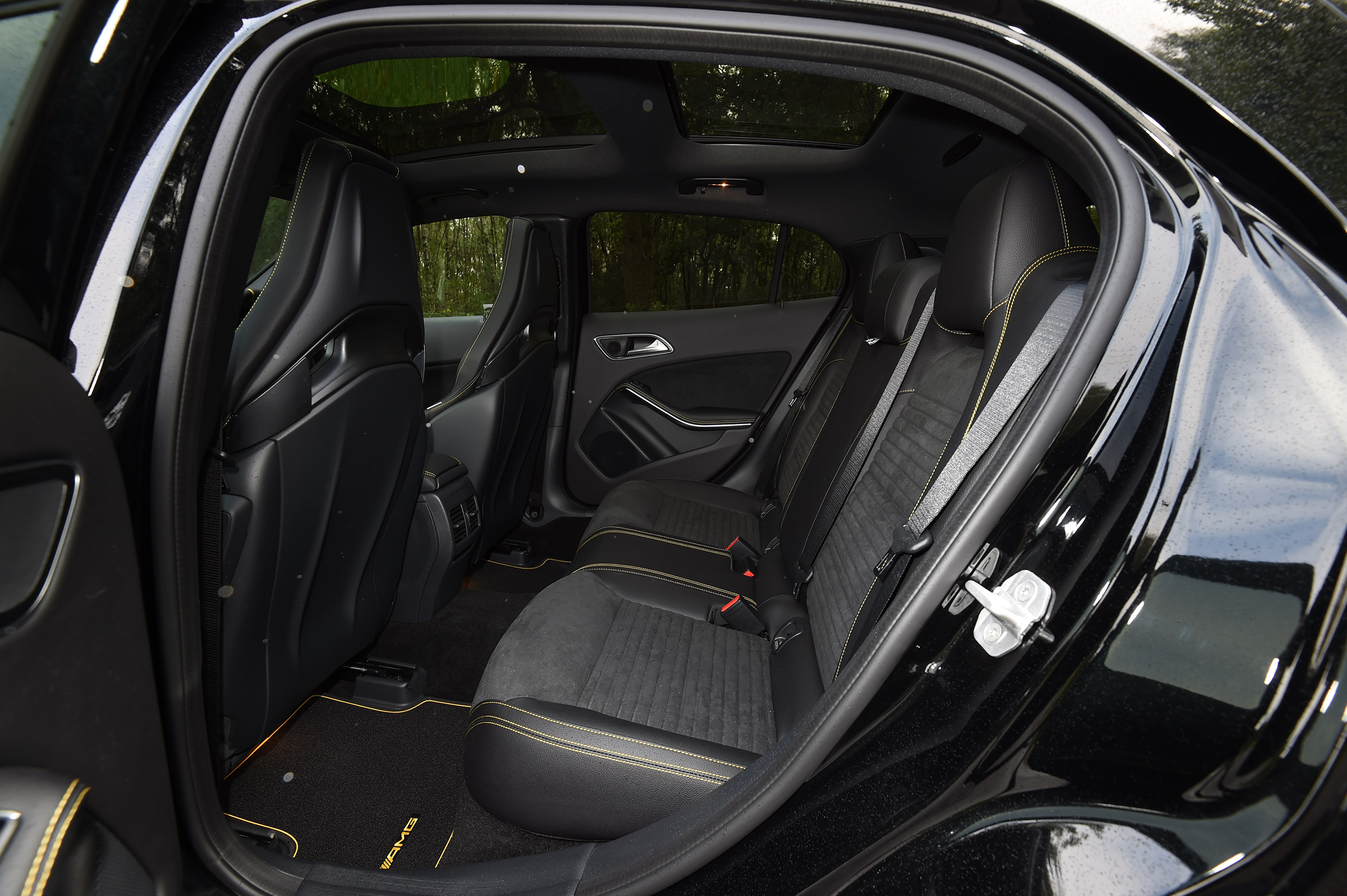 Mercedes-AMG GLA 45 Yellow Night Edition - rear seats