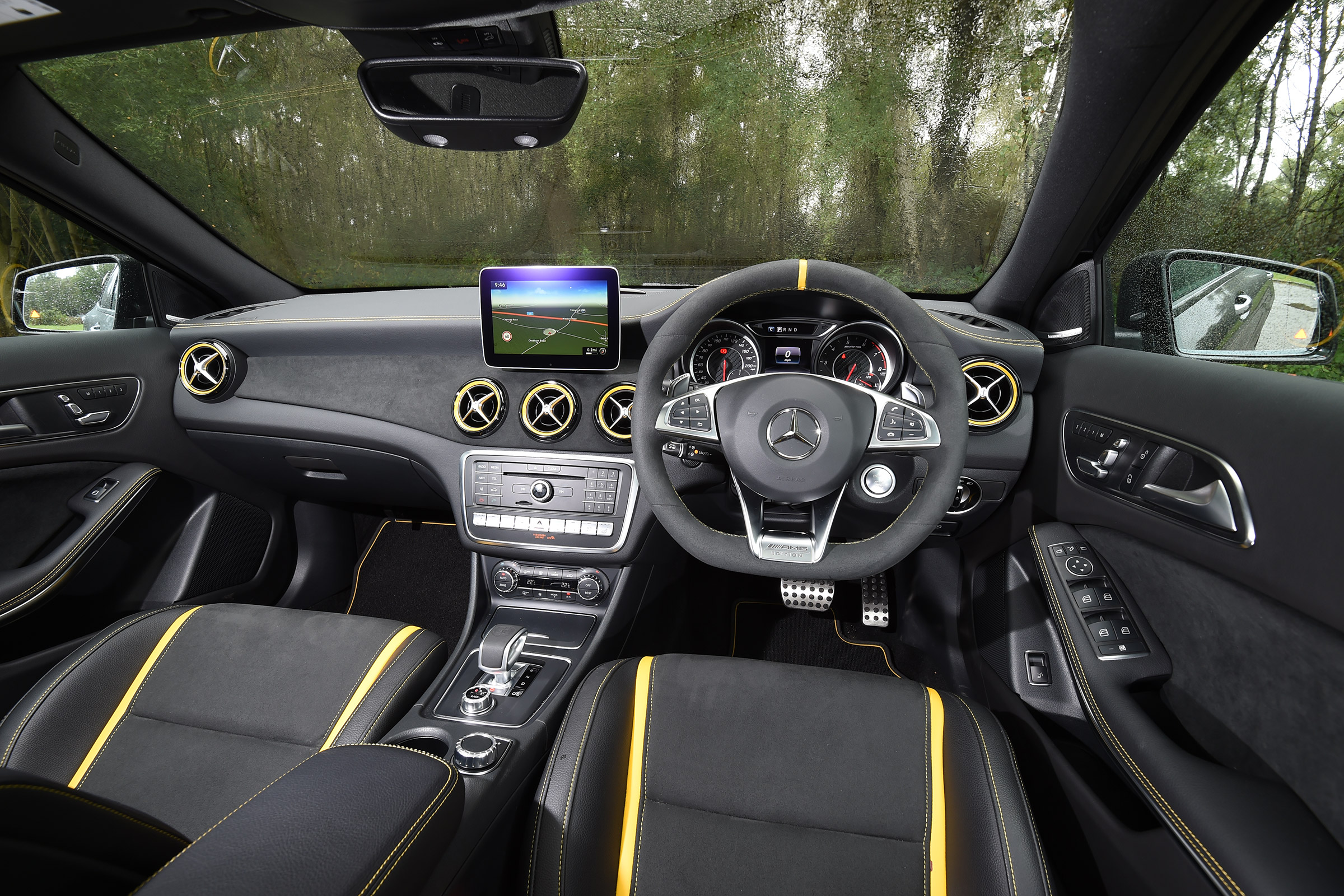 Mercedes-AMG GLA 45 Yellow Night Edition - interior