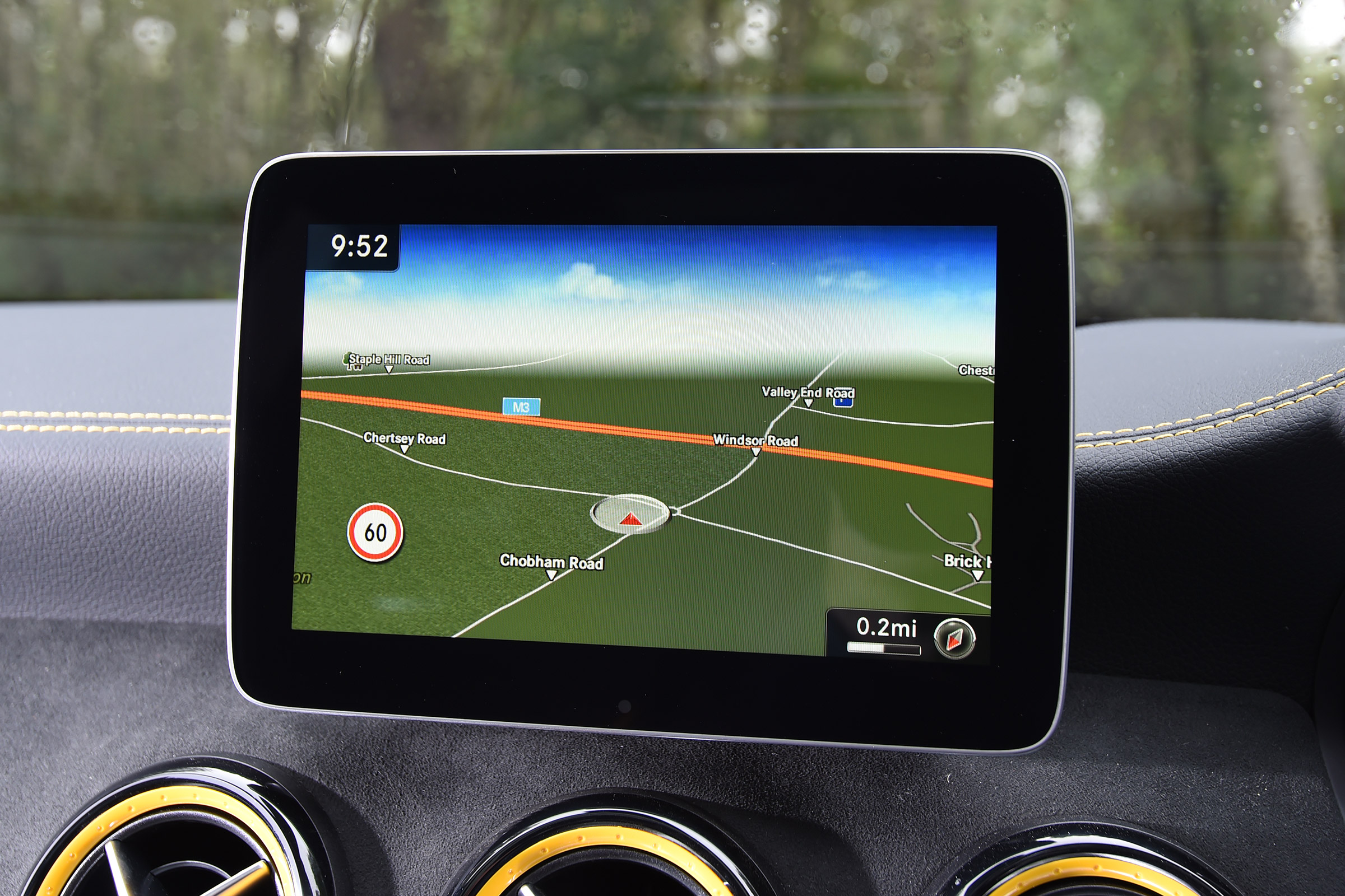 Mercedes-AMG GLA 45 Yellow Night Edition - sat-nav