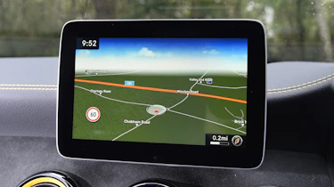Mercedes-AMG GLA 45 Yellow Night Edition - sat-nav