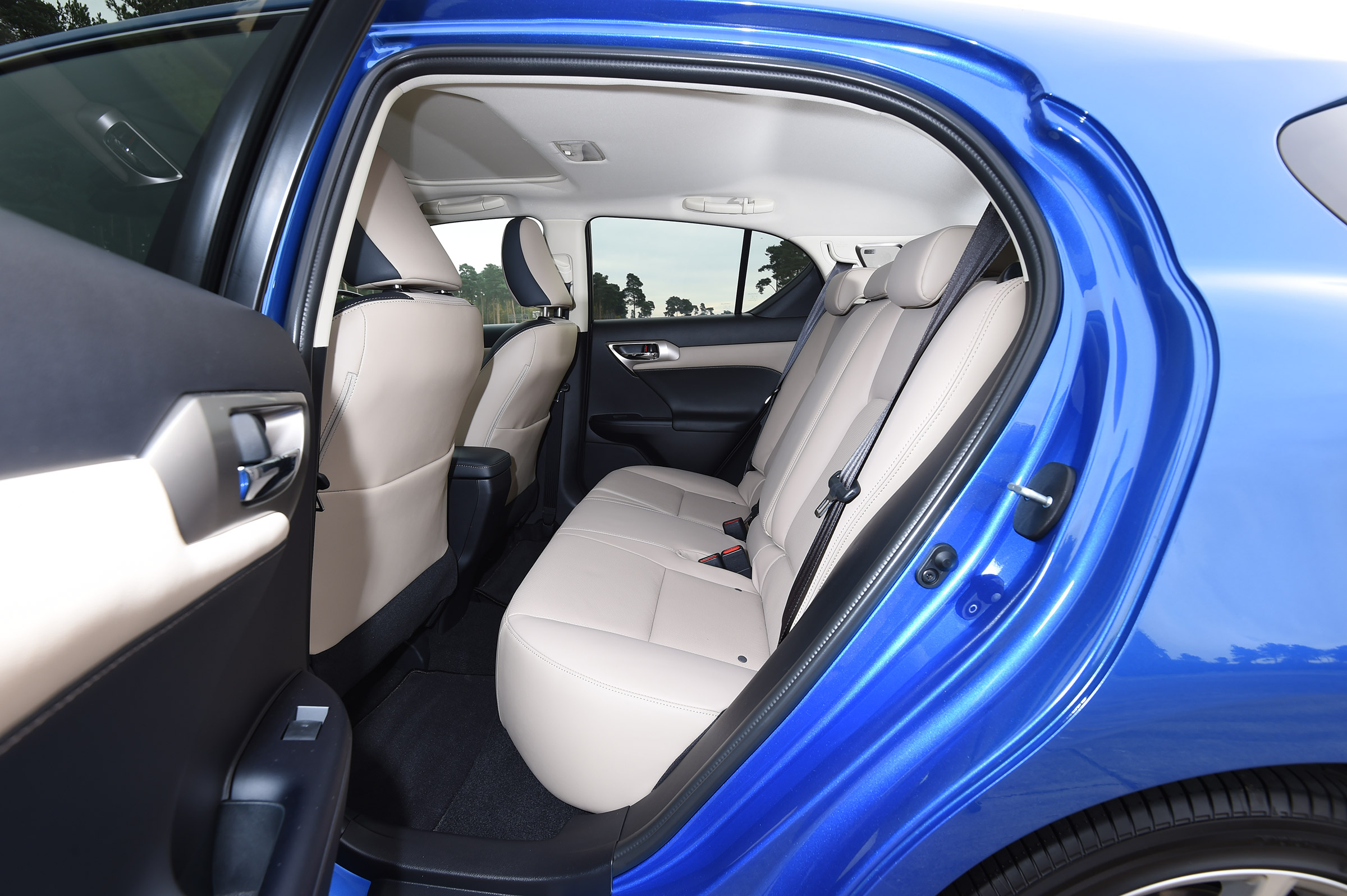 Lexus CT 200h - rear seats