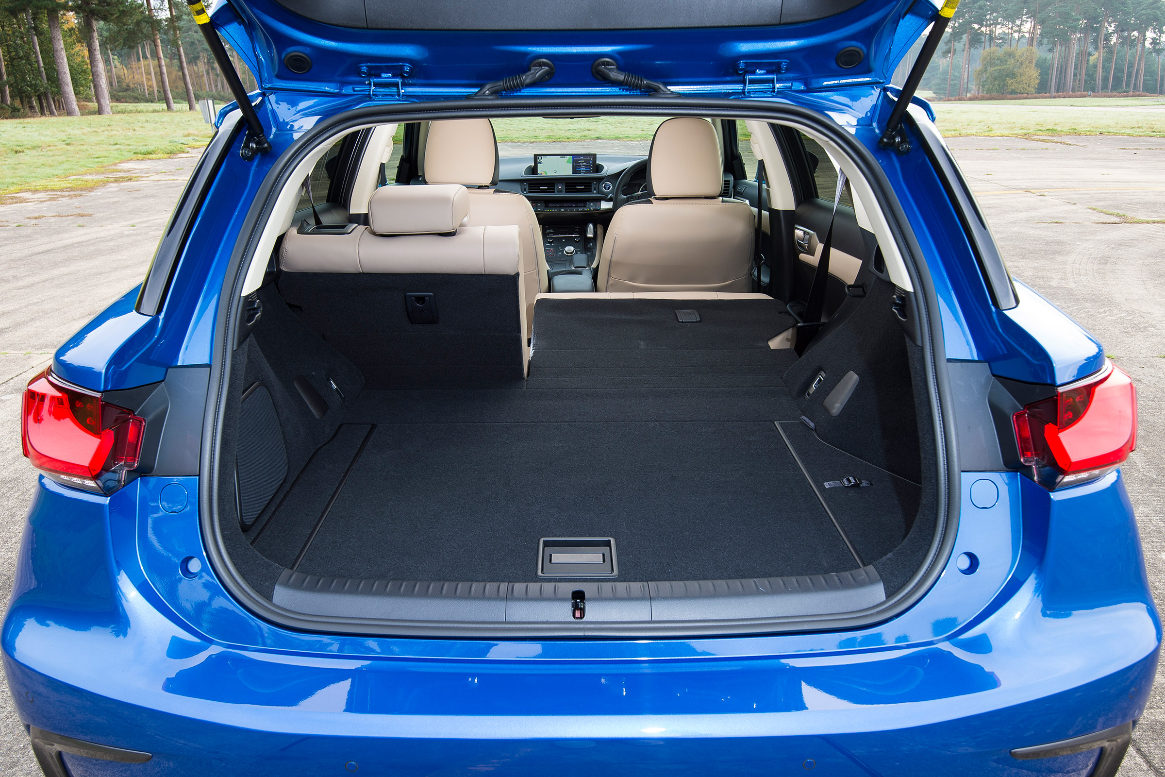 Lexus CT 200h - front seats
