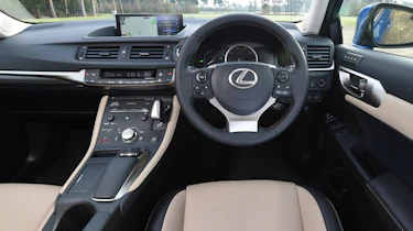 Lexus CT 200h - dash