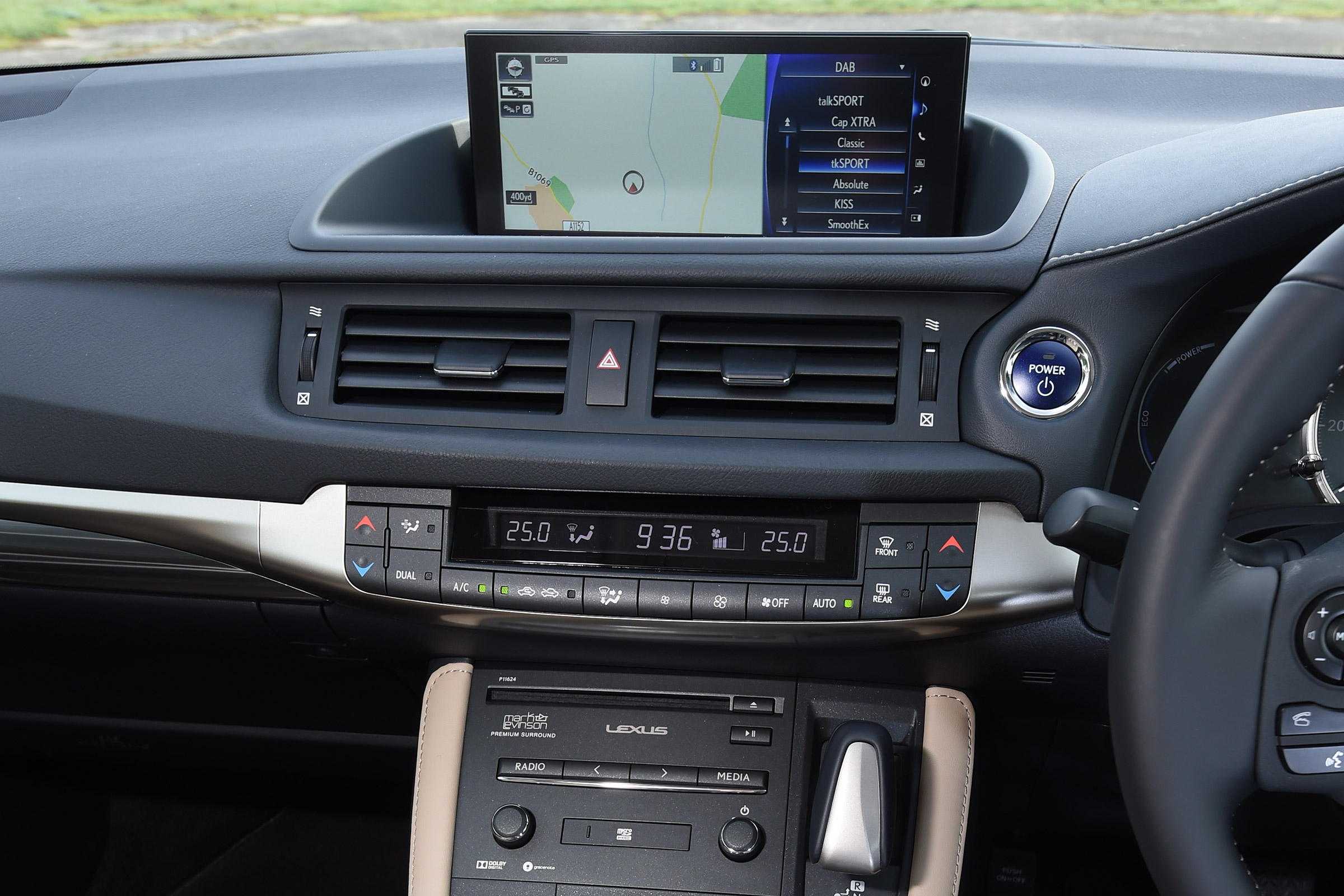 Lexus CT 200h - centre console