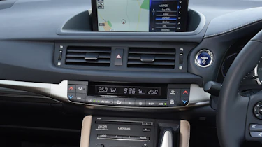 Lexus CT 200h - centre console