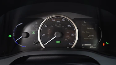 Lexus CT 200h - dials