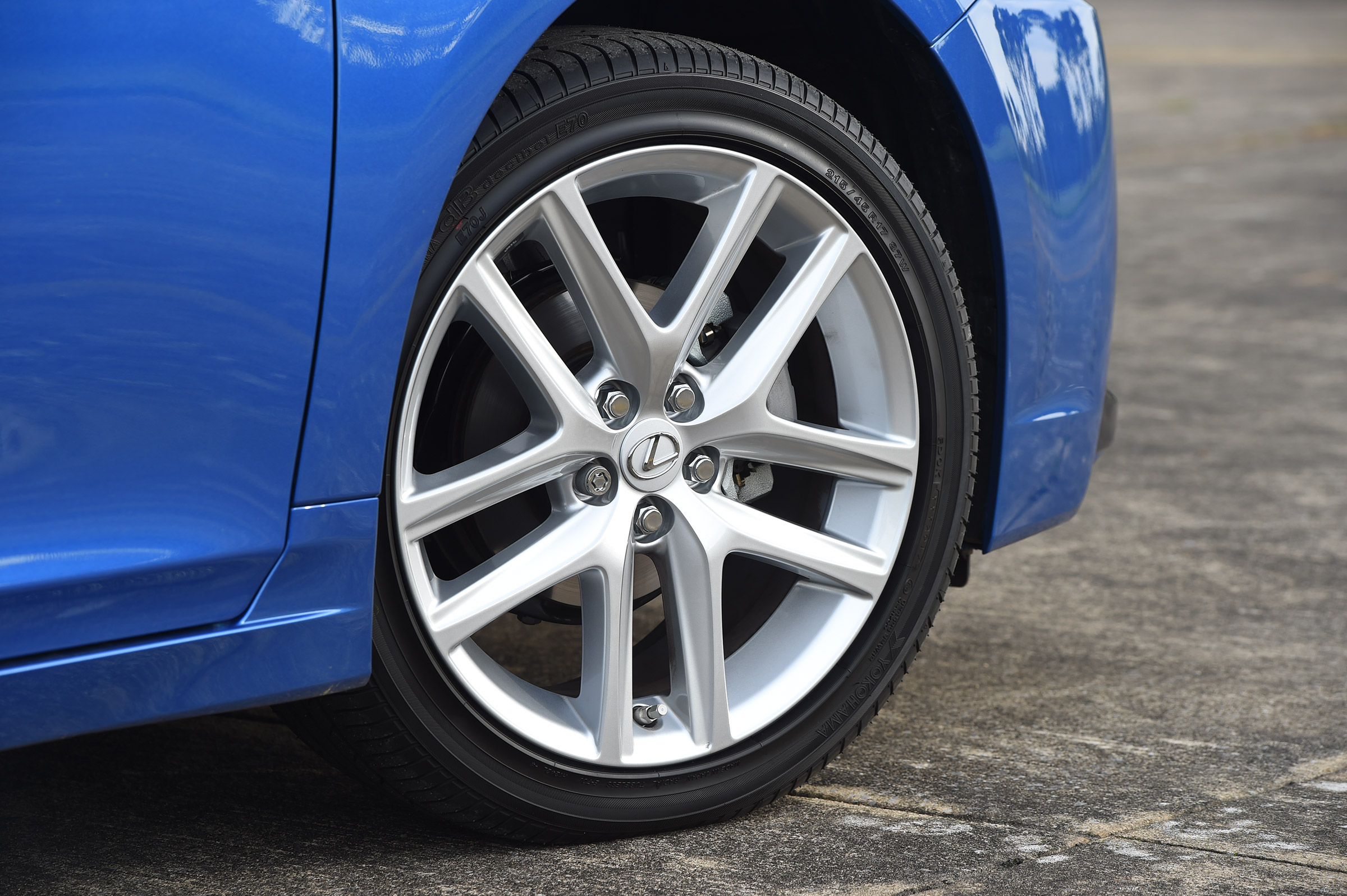 Lexus CT 200h - wheel