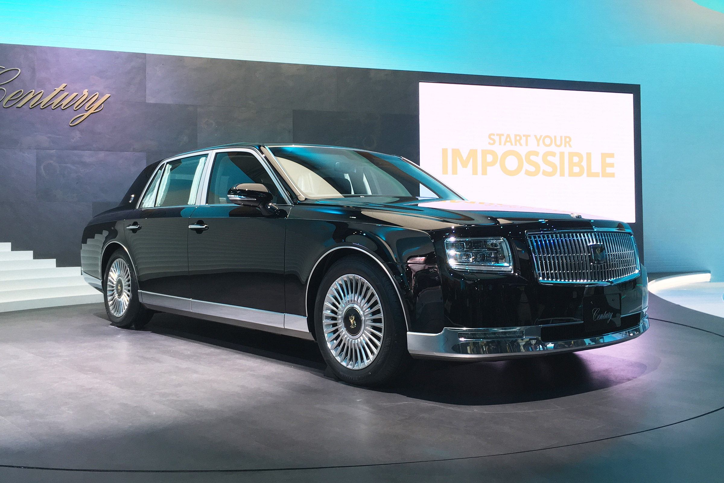 Toyota Century - Tokyo front