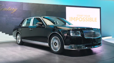 Toyota Century - Tokyo front