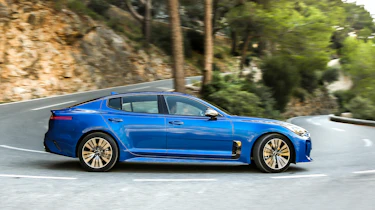 Kia Stinger - side cornering