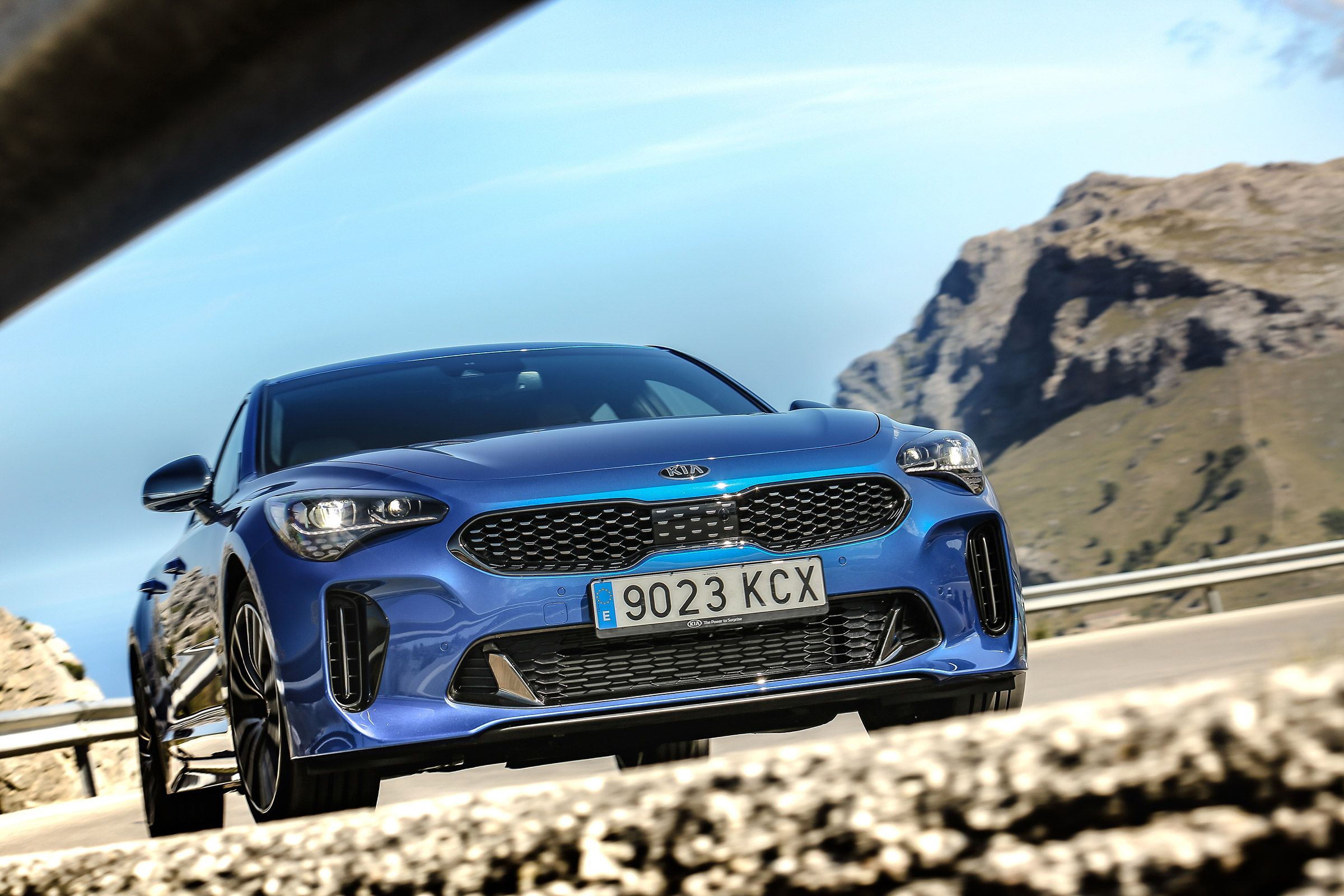 Kia Stinger - front low