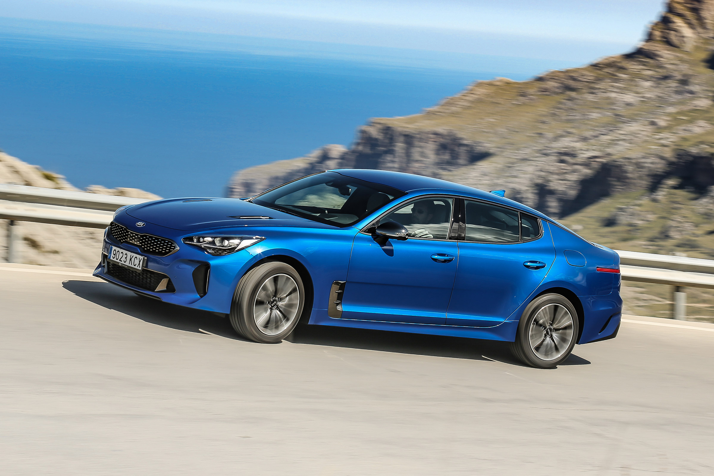 Kia Stinger - side