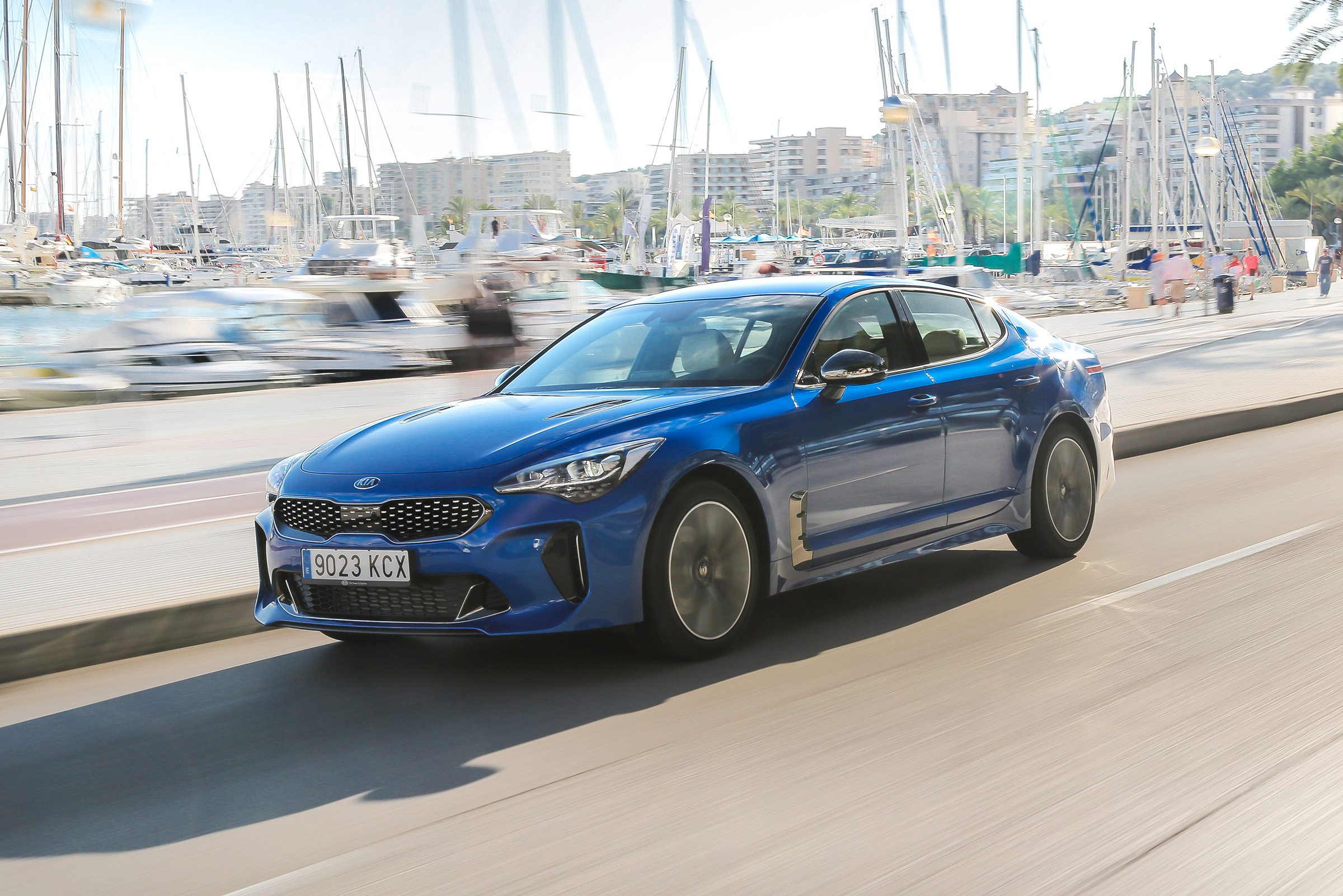Kia Stinger - front/side action
