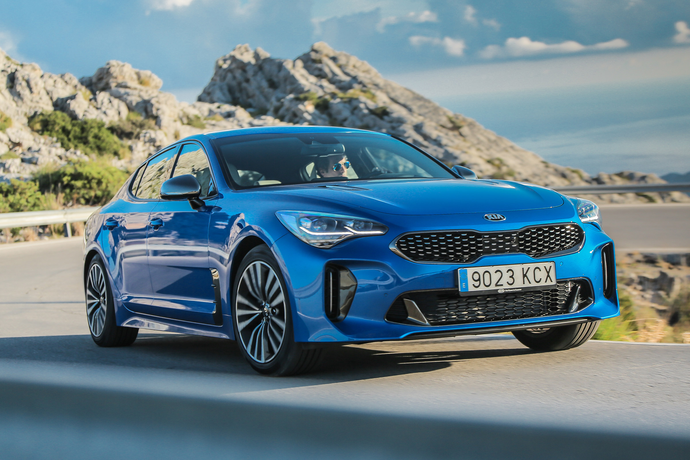 Kia Stinger - front cornering