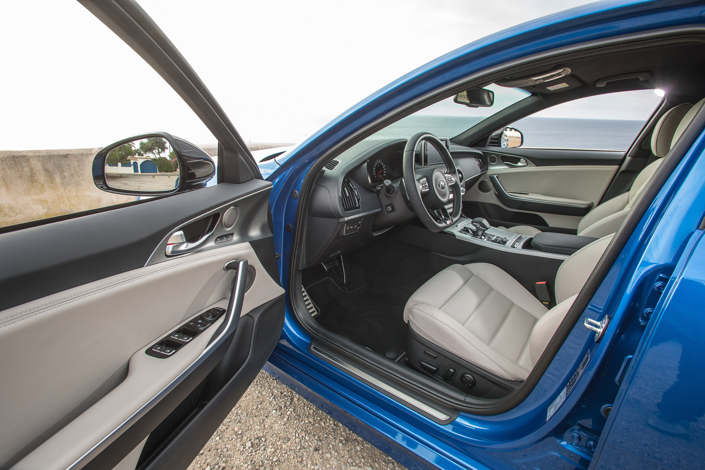 Kia Stinger - door open