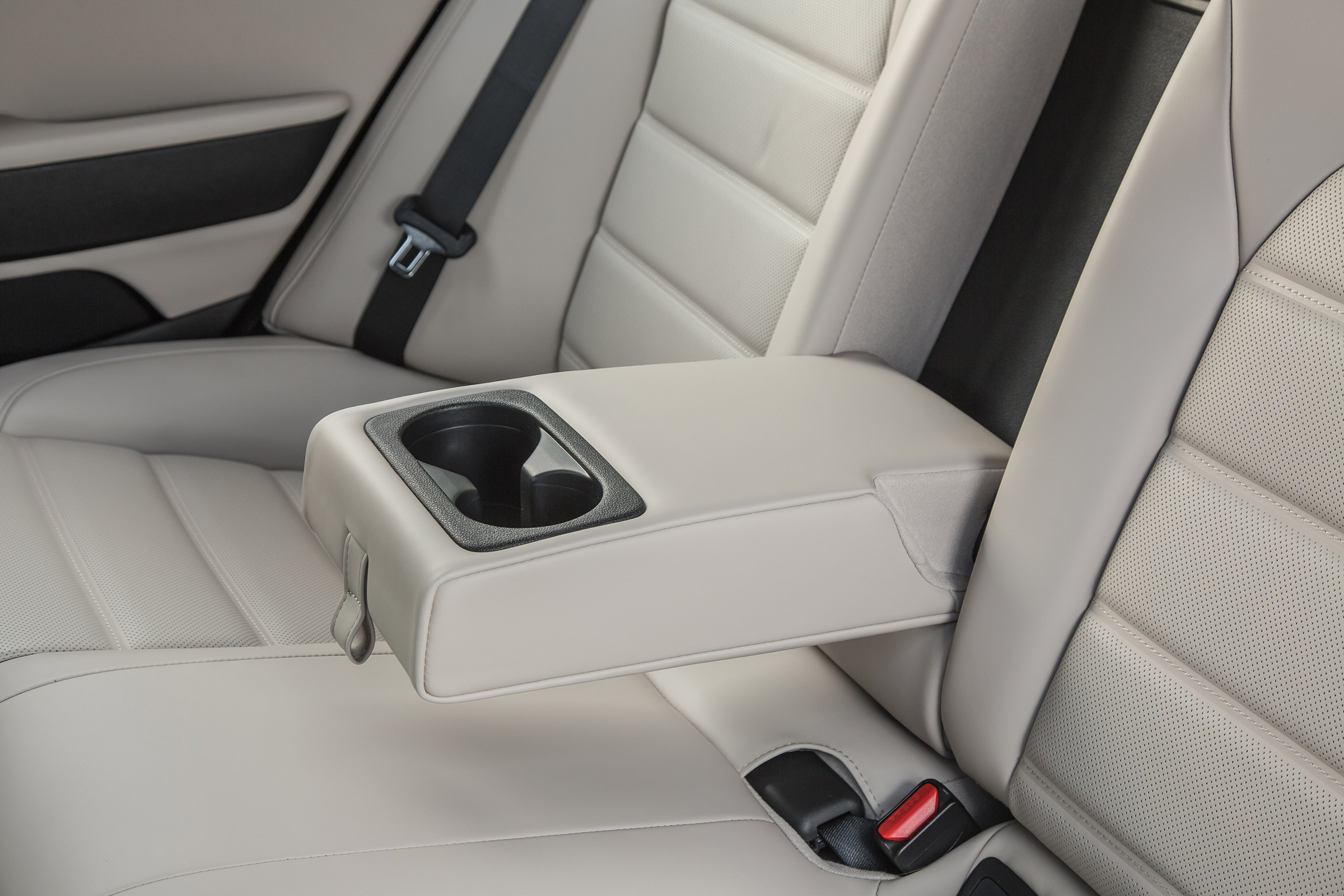 Kia Stinger - rear seats detail