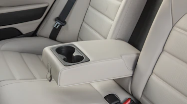 Kia Stinger - rear seats detail