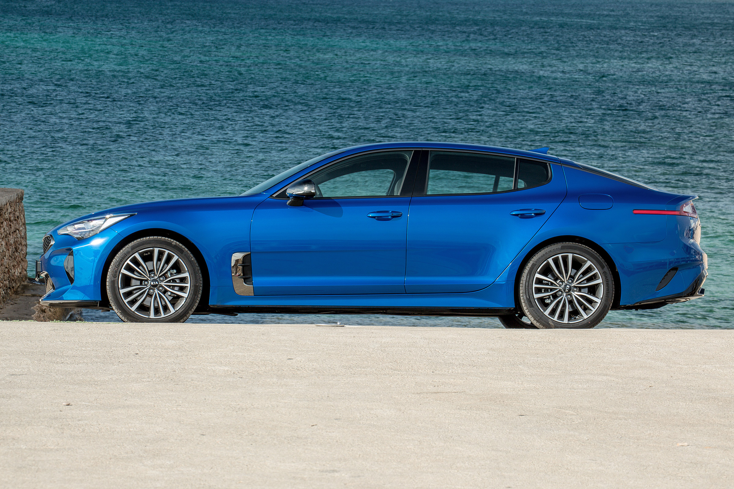 Kia Stinger - side static