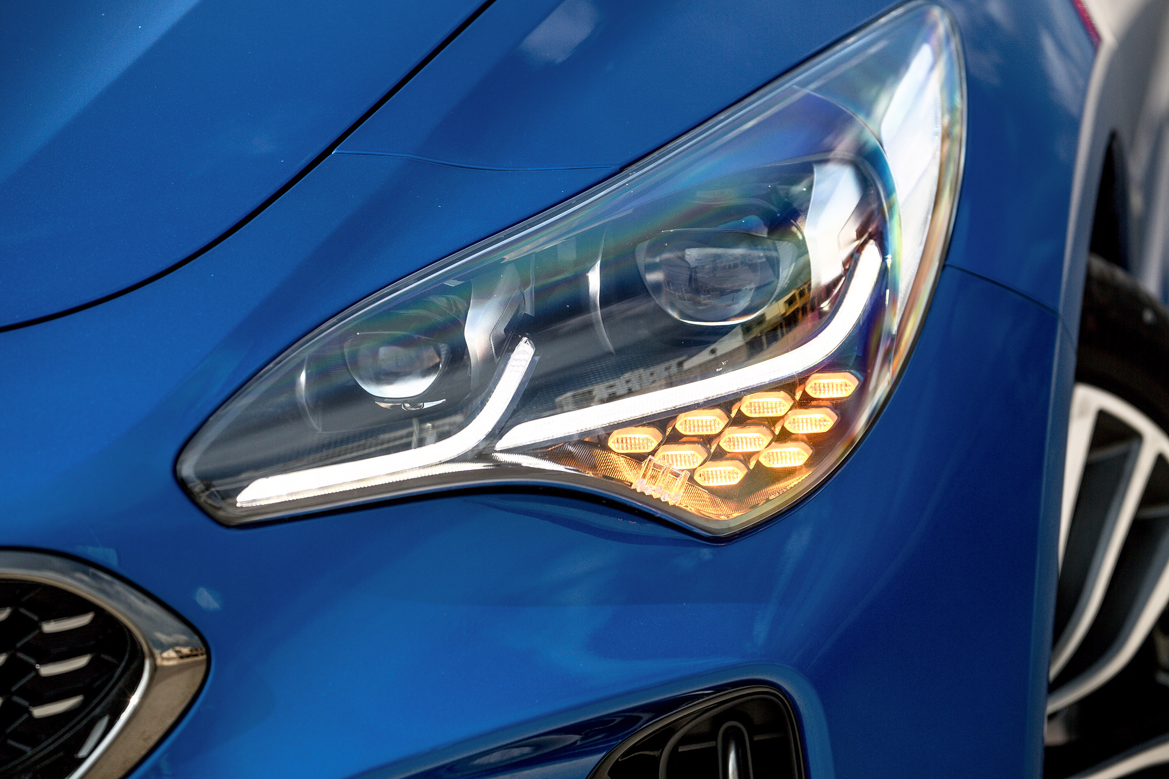 Kia Stinger - front light detail