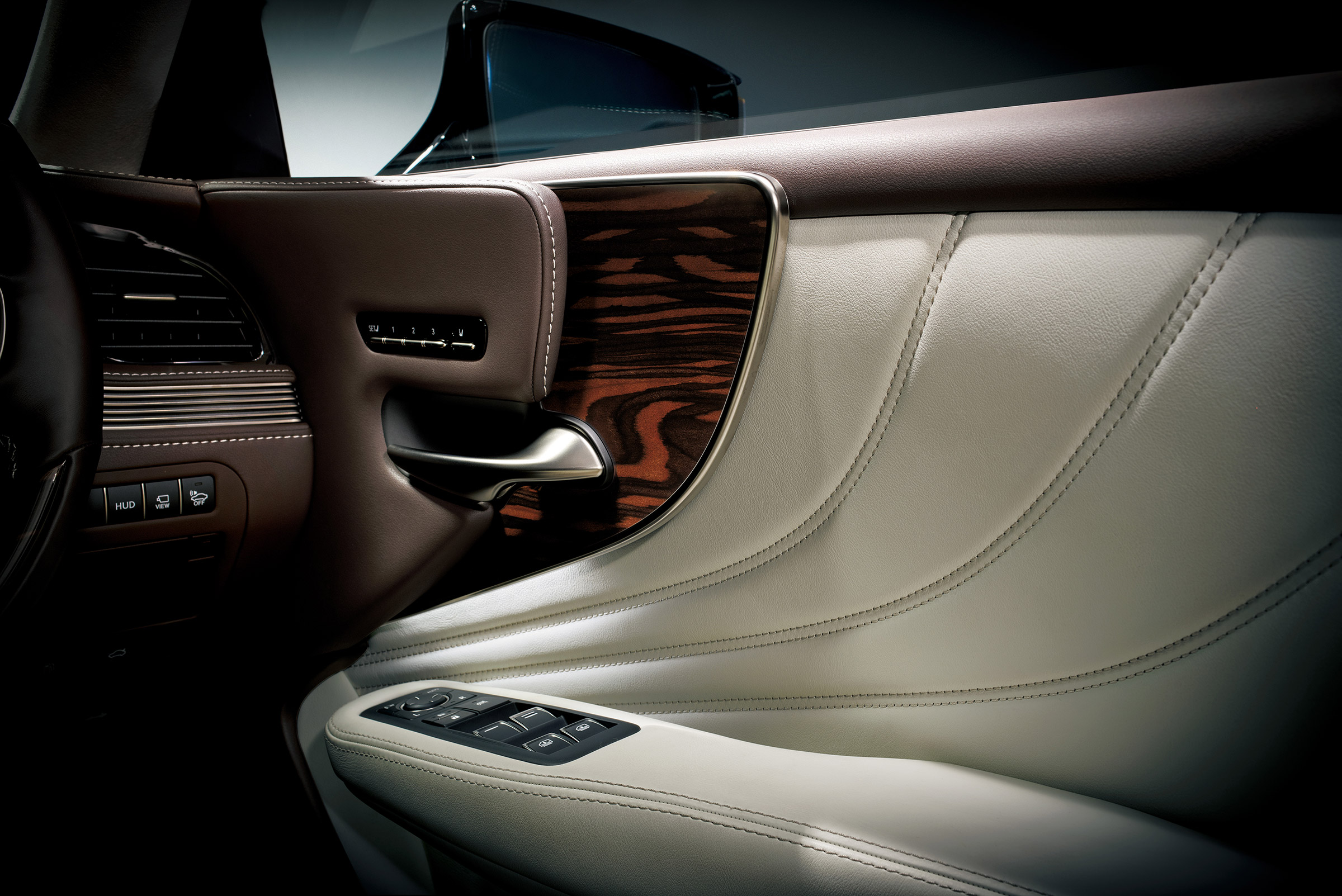 Lexus LS review - detail