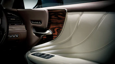 Lexus LS review - detail