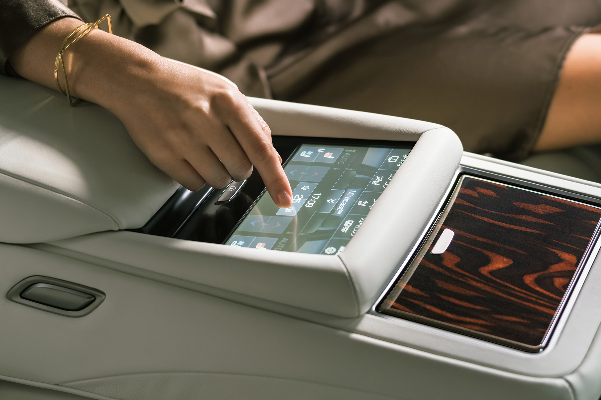 Lexus LS review - touchscreen