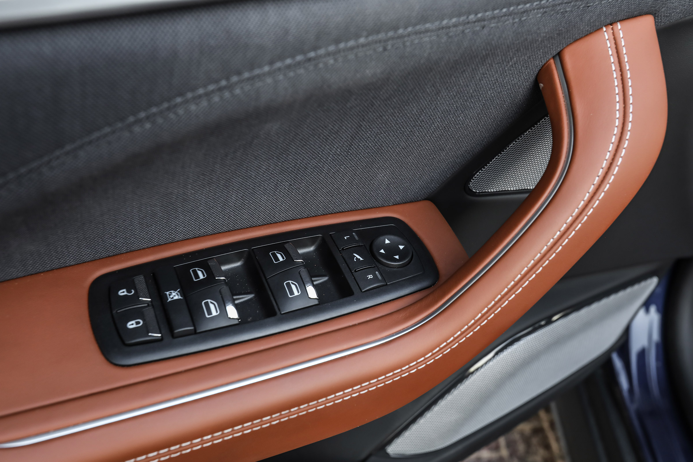 Maserati Levante - window controls