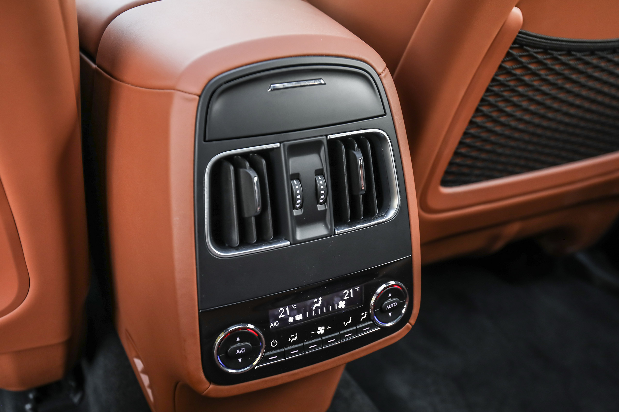 Maserati Levante - rear controls