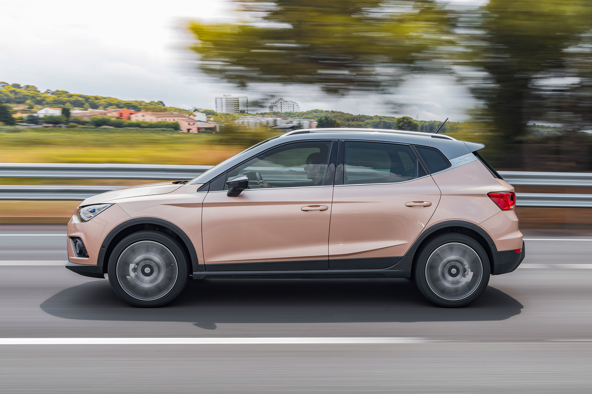 SEAT Arona - side