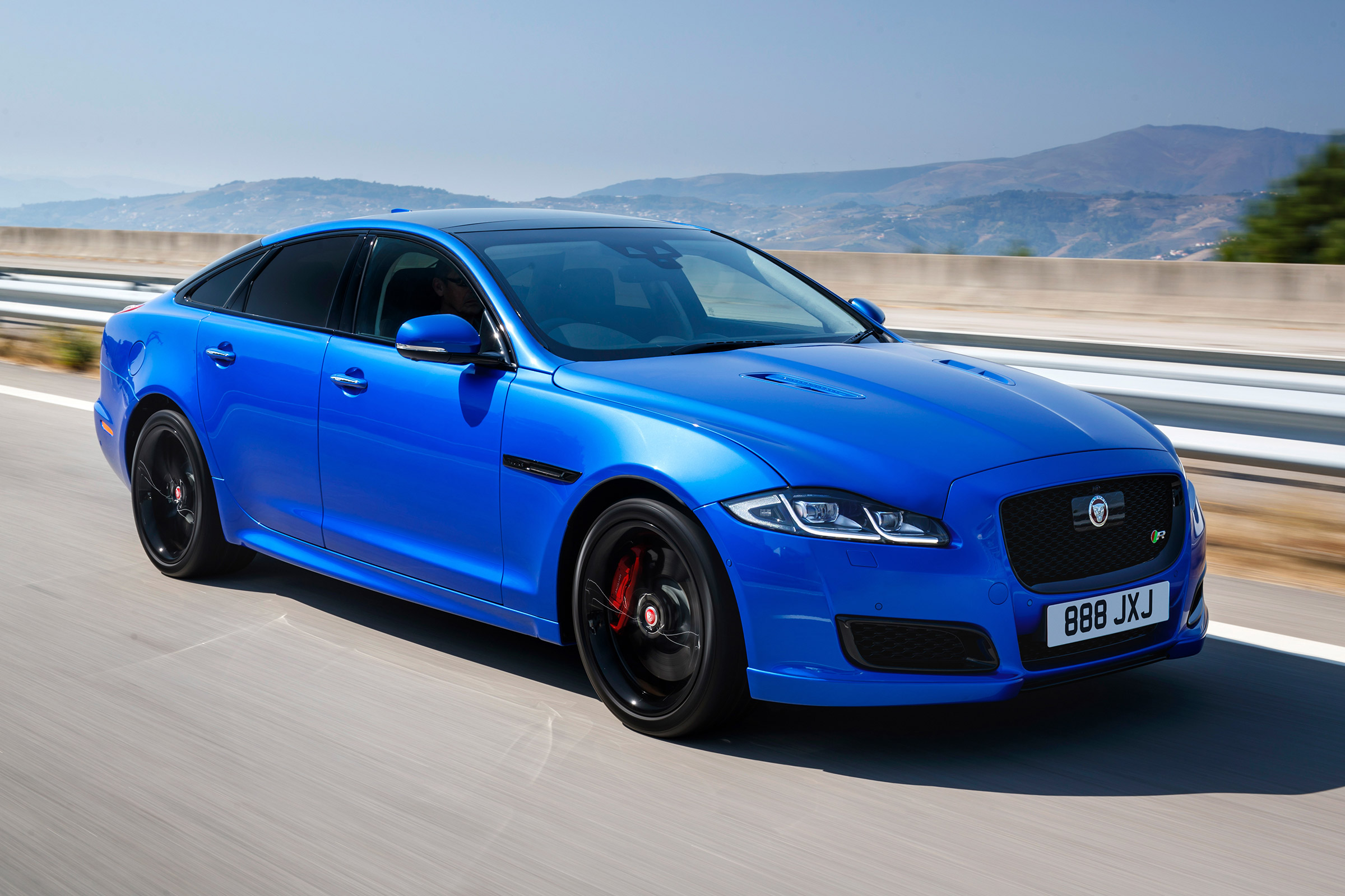 Jaguar XJR 575 - front action