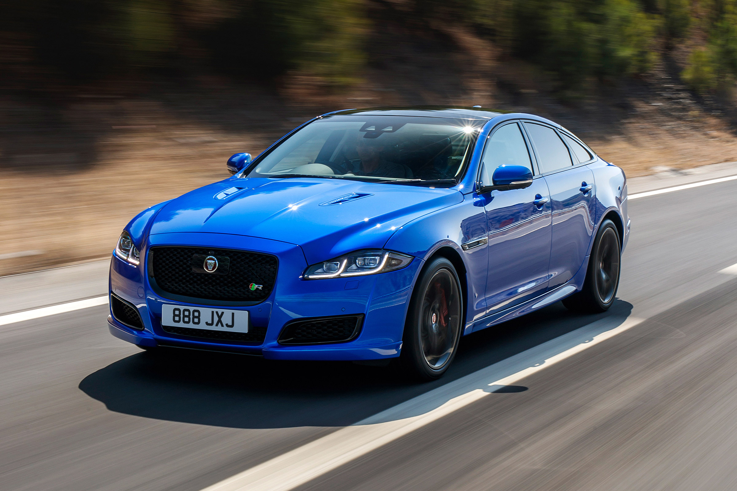 Jaguar XJR 575 - front tracking