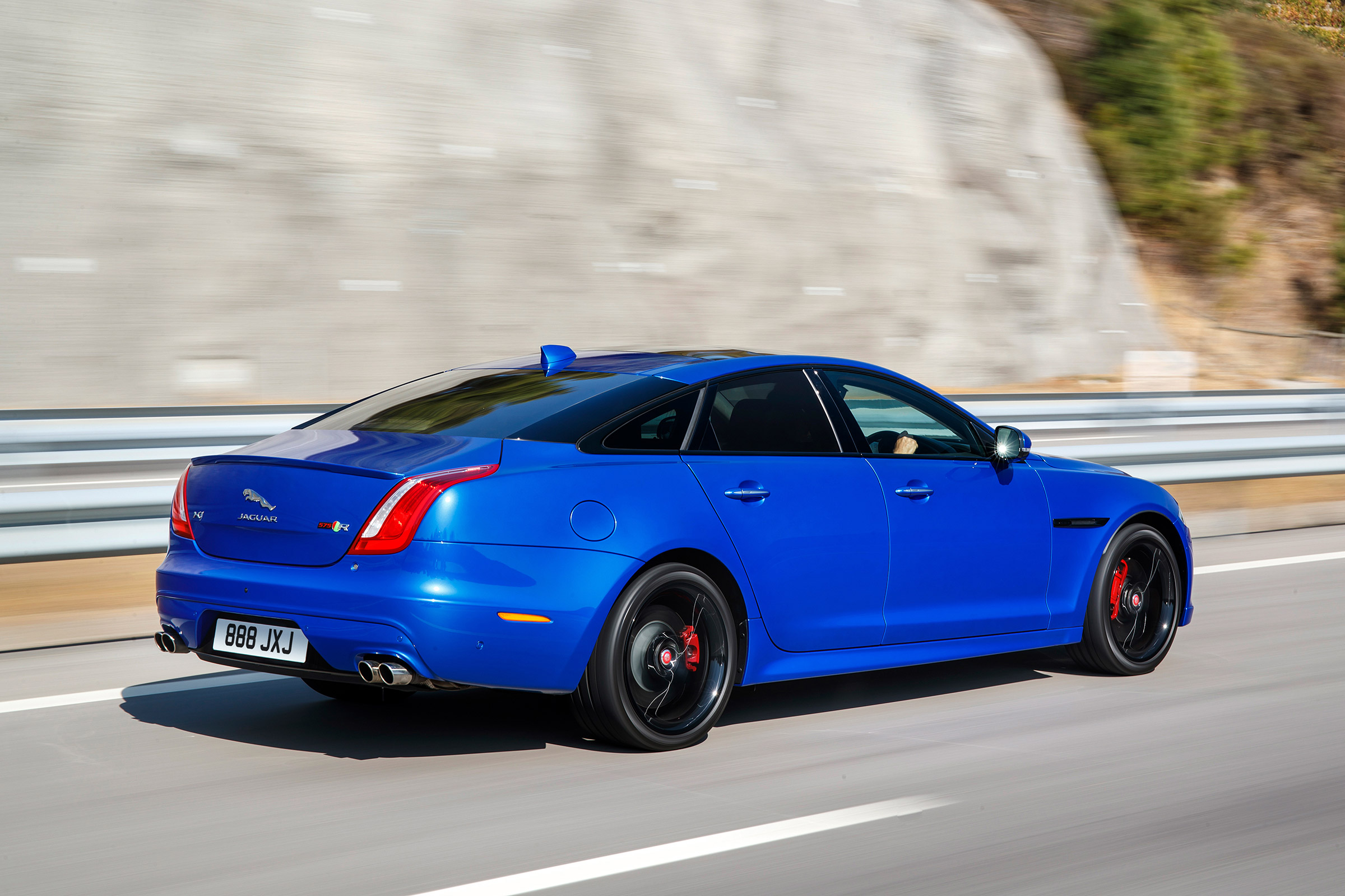Jaguar XJR 575 - rear action