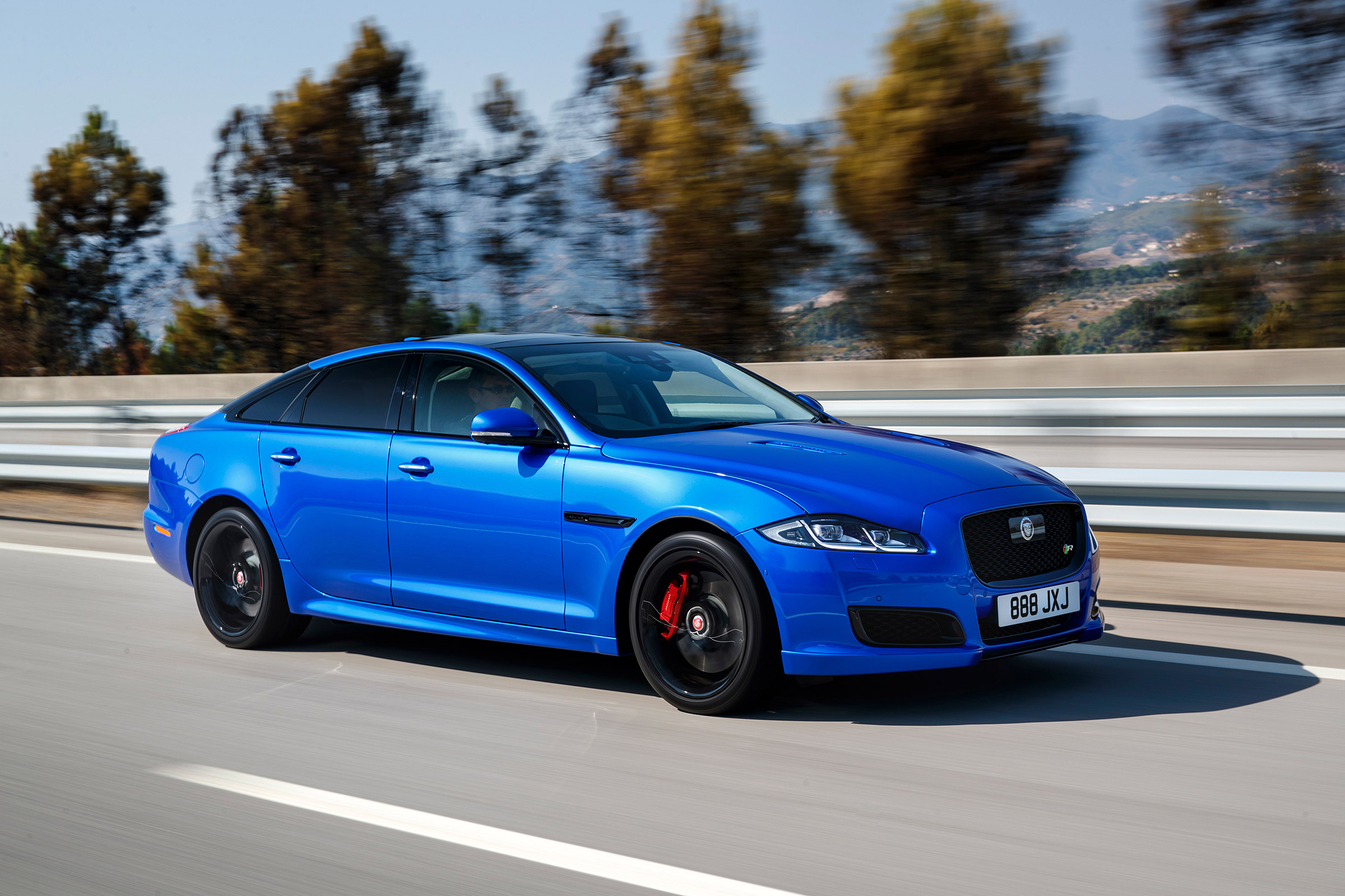 Jaguar XJR 575 - front/side