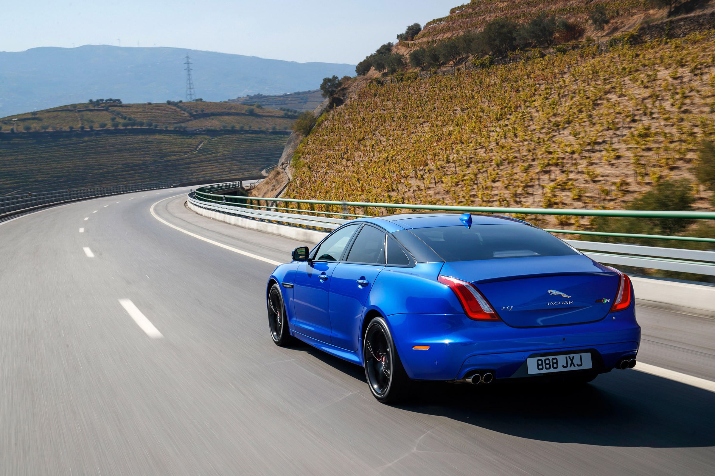 Jaguar XJR 575 - rear tracking