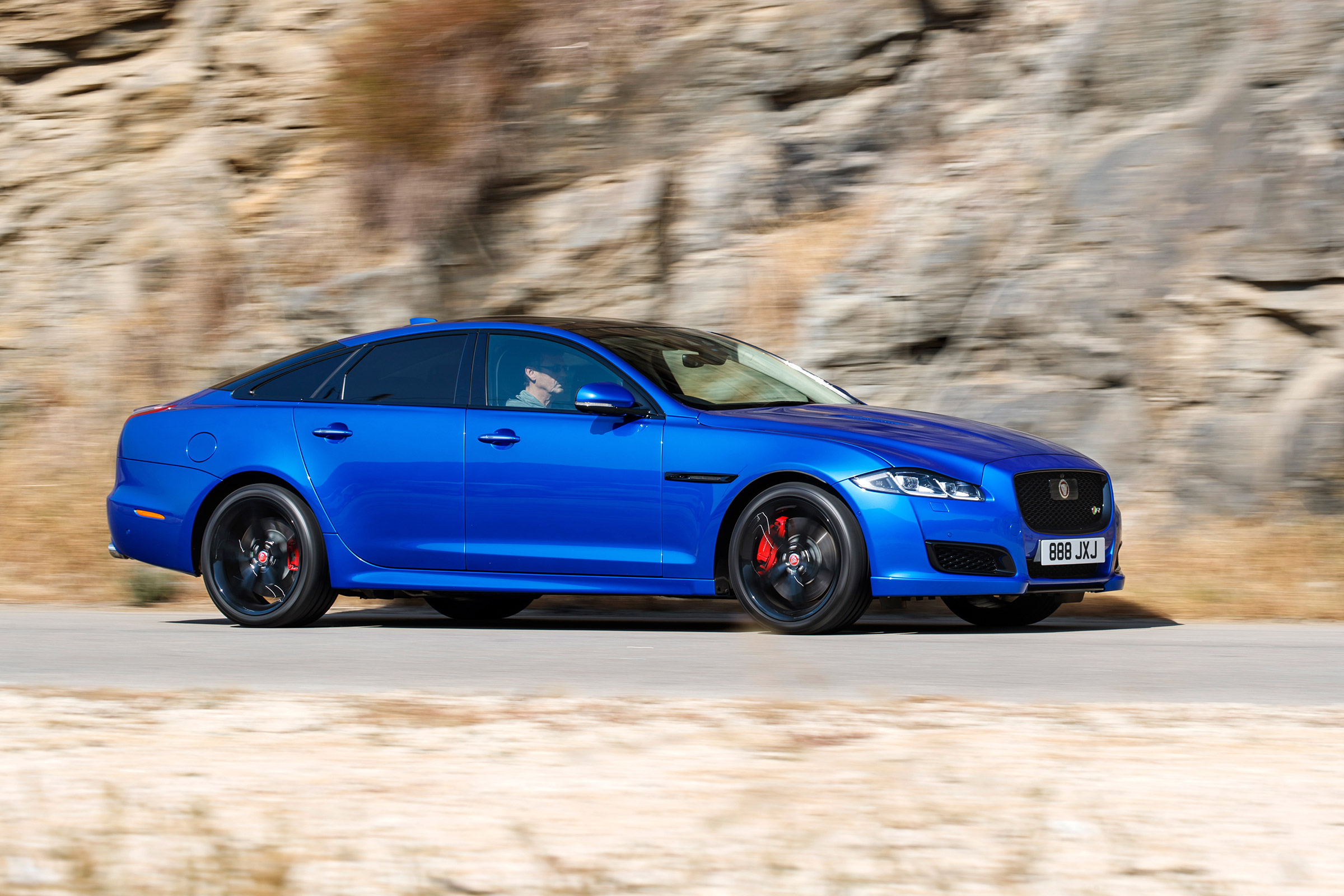 Jaguar XJR 575 - side action