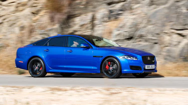 Jaguar XJR 575 - side action