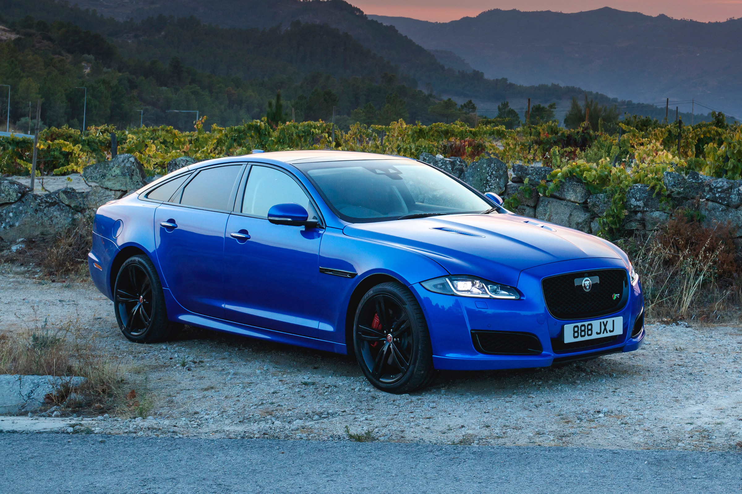 Jaguar XJR 575 - front static